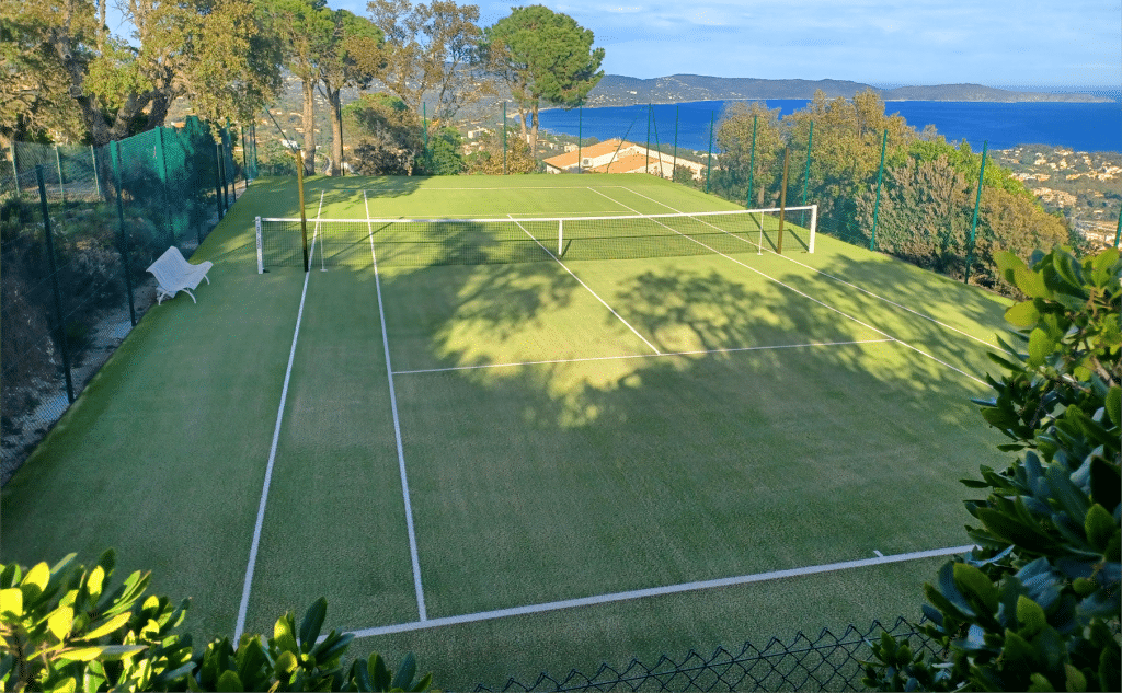 Construction d'un court de tennis gazon synthétique