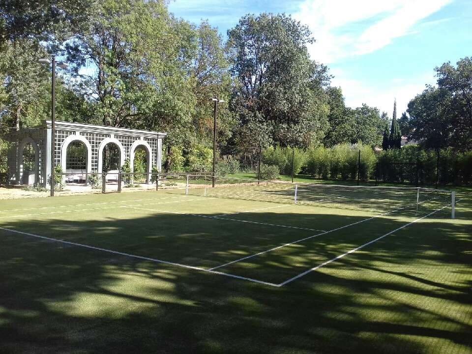 Construction terrain de tennis gazon synthétique